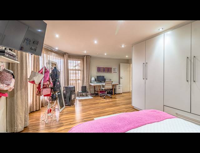 4 BEDROOM HOUSE FOR SALE IN DOWERGLEN EXT 5